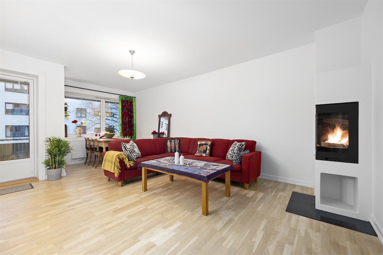 Stuen er av god størrelse med plass til sofa, salongbord og TV-seksjon. 