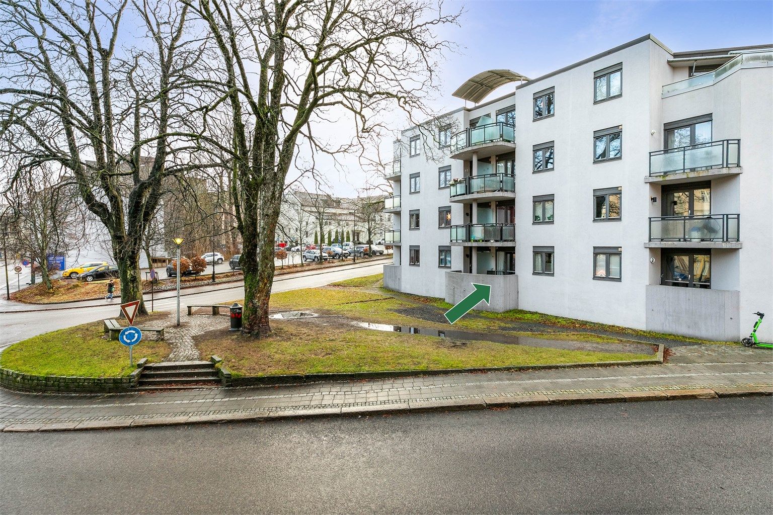 Med kun parken rett utenfor vinduene er leiligheten lite eksponert for innsyn fra gatene omkring.