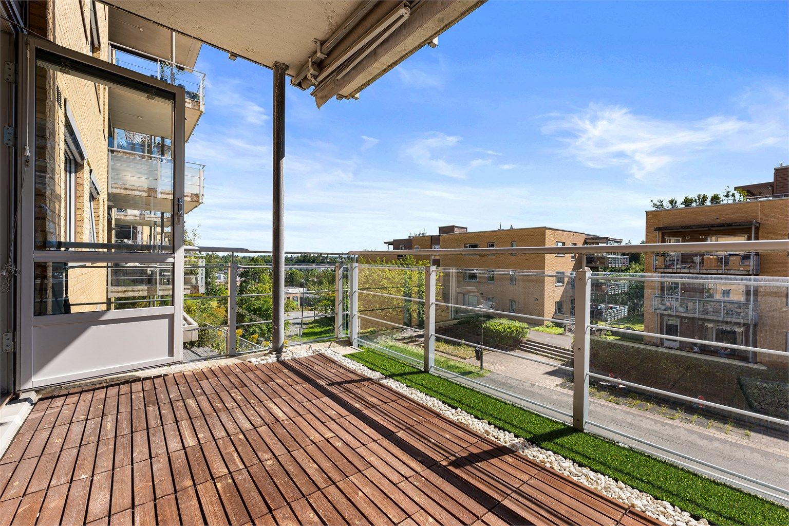 Beliggende i et trygt og rolig område med hyggelige naboer.