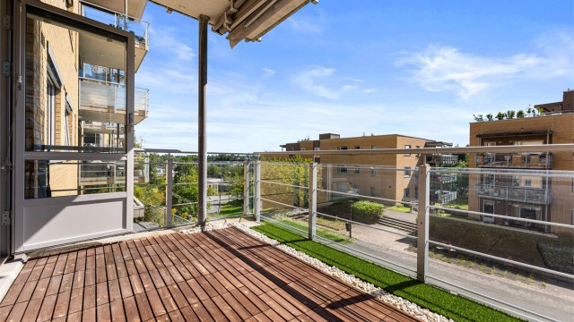 Beliggende i et trygt og rolig område med hyggelige naboer.