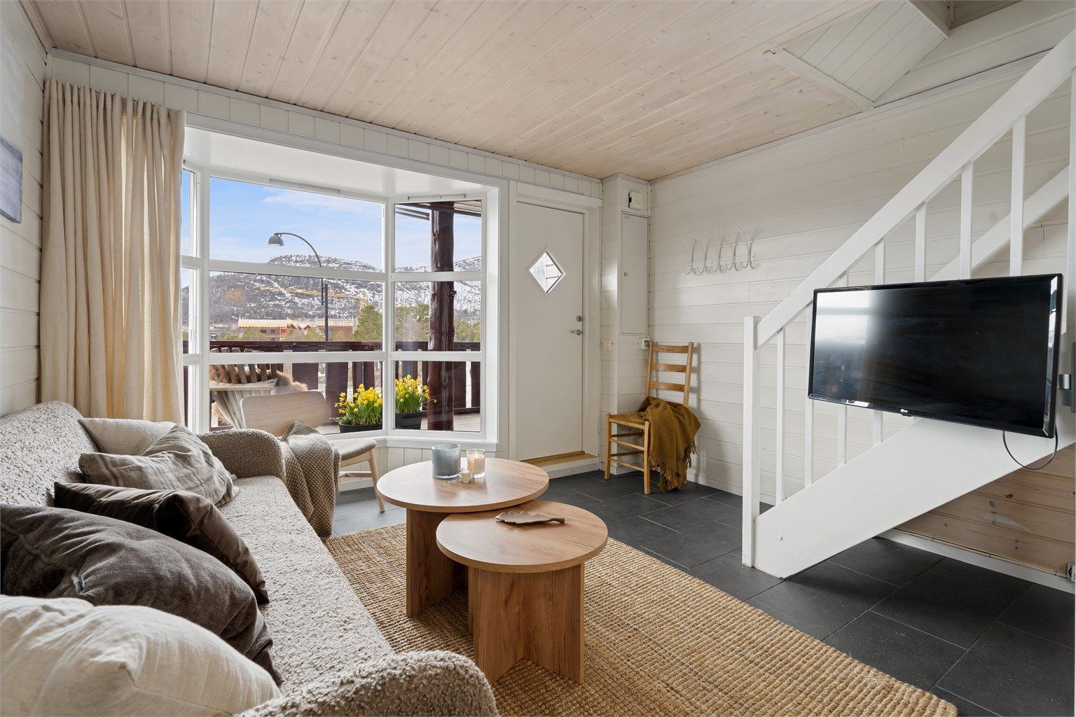 Store vinduer sørger for gode lysforhold.