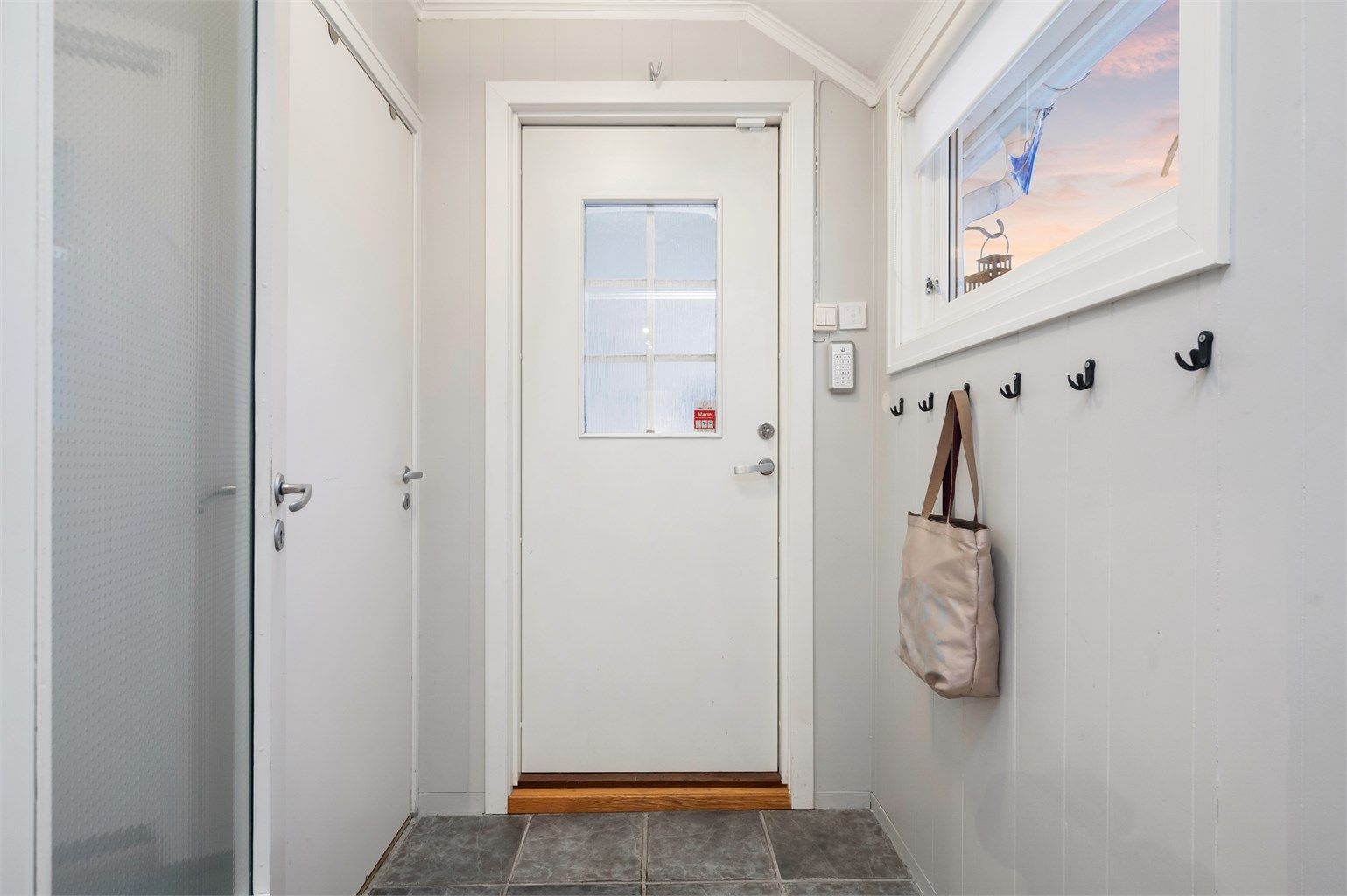 Velkommen inn! Her har man god plass til oppbevaring av yttertøy og sko. 