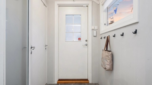 Velkommen inn! Her har man god plass til oppbevaring av yttertøy og sko.