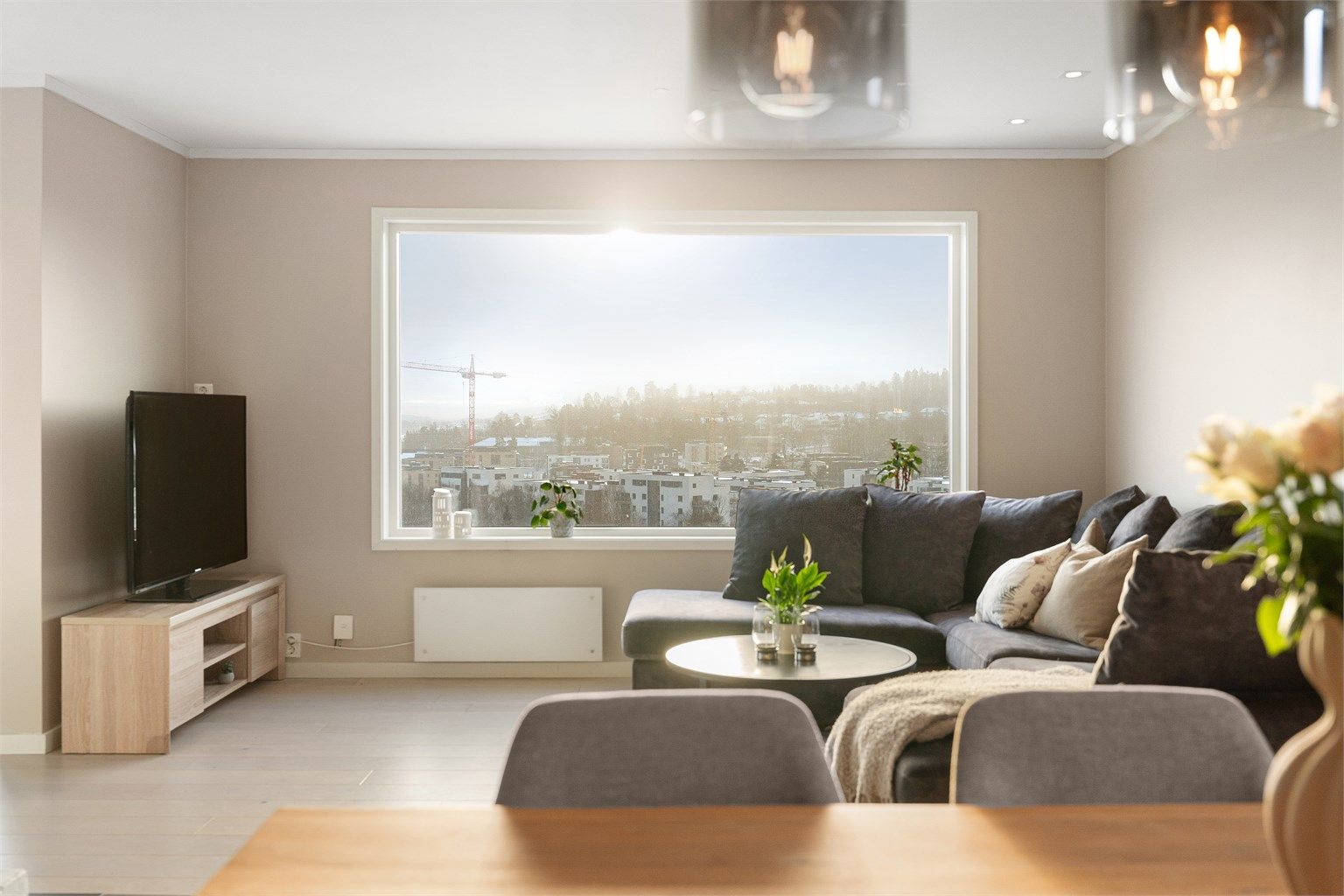 Fra stuen er det en vidstrakt utsikt over nærområdet.