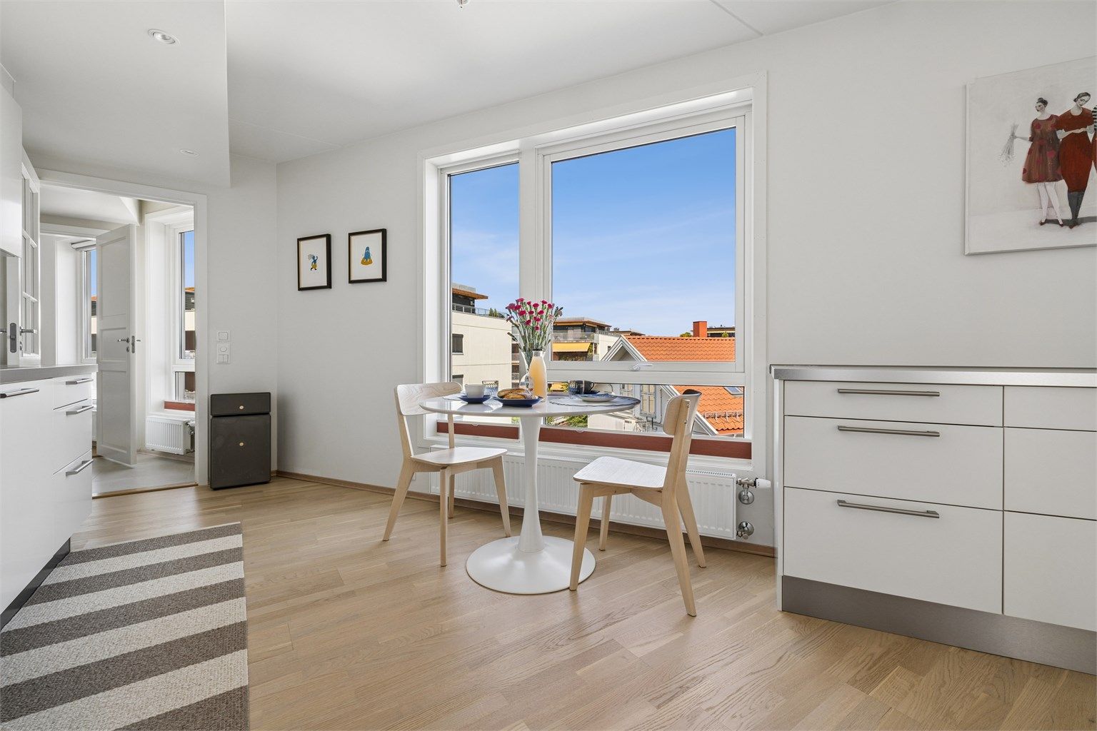 Den åpne løsningen gir god plass til en egen spiseplass ved vinduet.