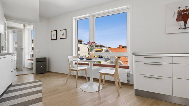 Den åpne løsningen gir god plass til en egen spiseplass ved vinduet.