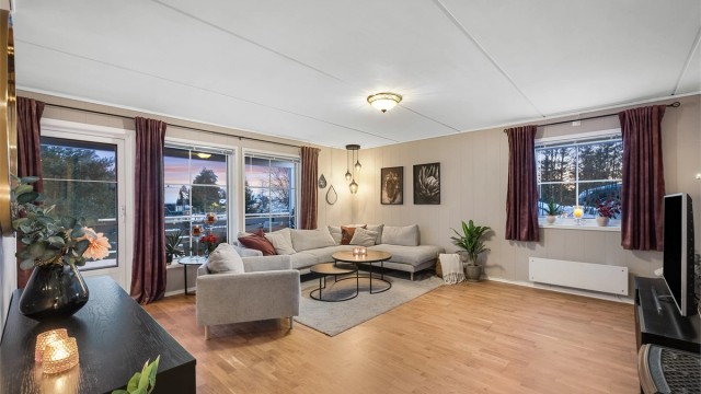 De store vindusflatene gir rikelig med naturlig lys inn i oppholdsrommet.