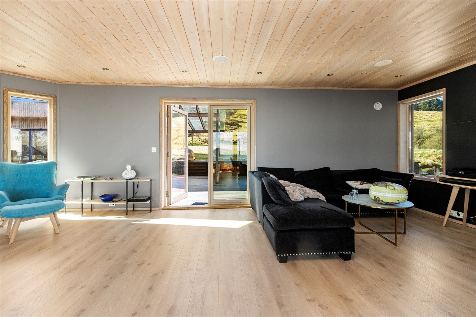 Fra stuen er det direkte utgang til terrasse på baksiden av boligen.