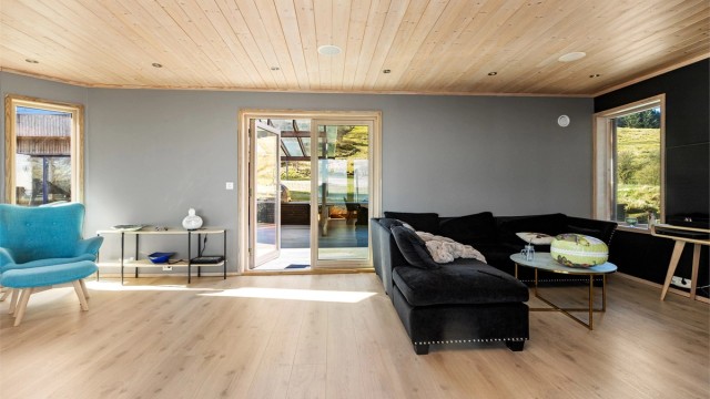Fra stuen er det direkte utgang til terrasse på baksiden av boligen.