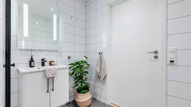 Det er et flott bad i denne etasjen. Boligen har for øvrig bad i hver etasje.