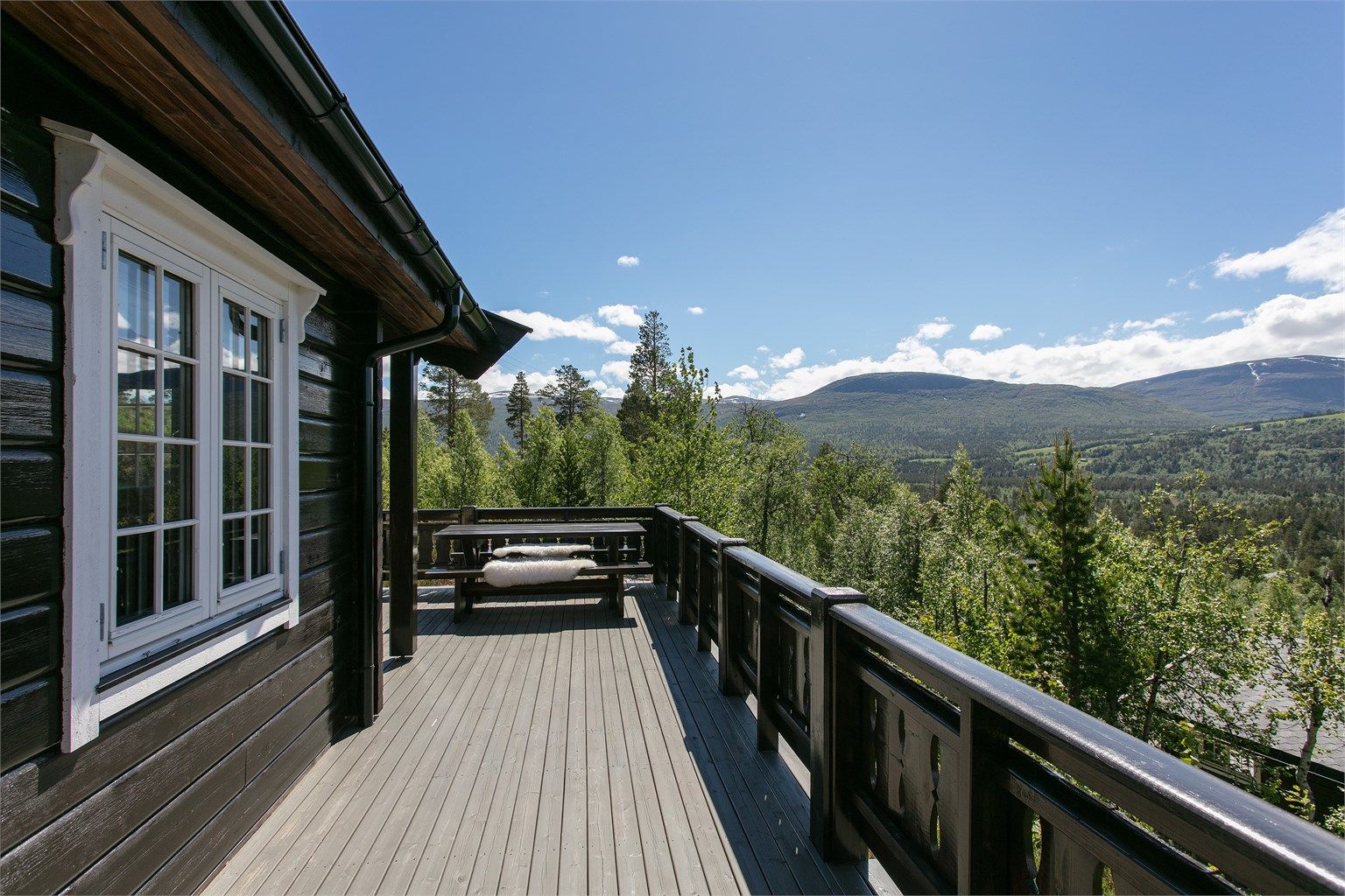 Stor og romslig terrasse på tilsammen 64 kvm