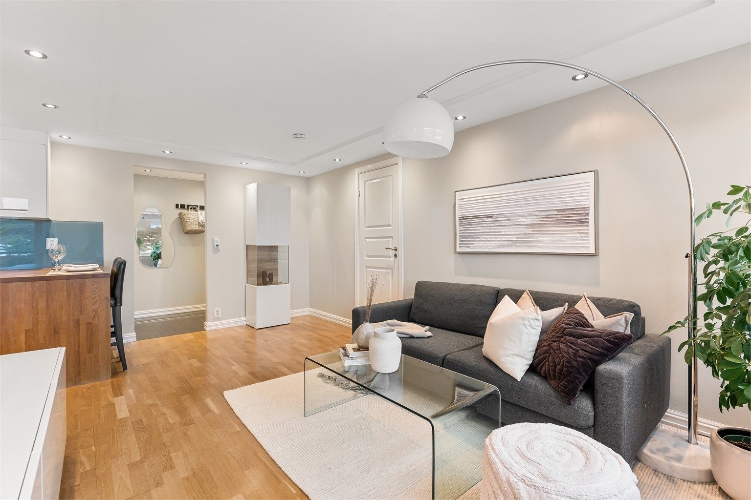 Det er god plass til sofagruppe og annet møblement.