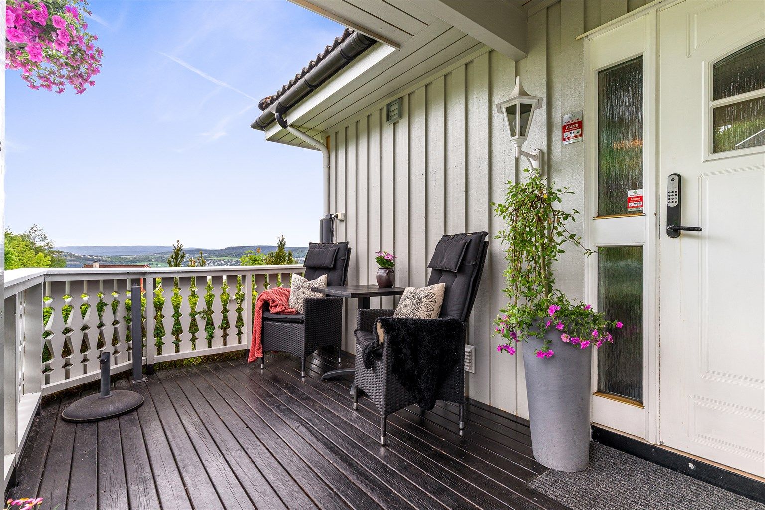Koselig liten terrasse ved inngangspartiet 