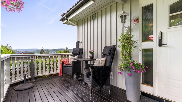 Koselig liten terrasse ved inngangspartiet