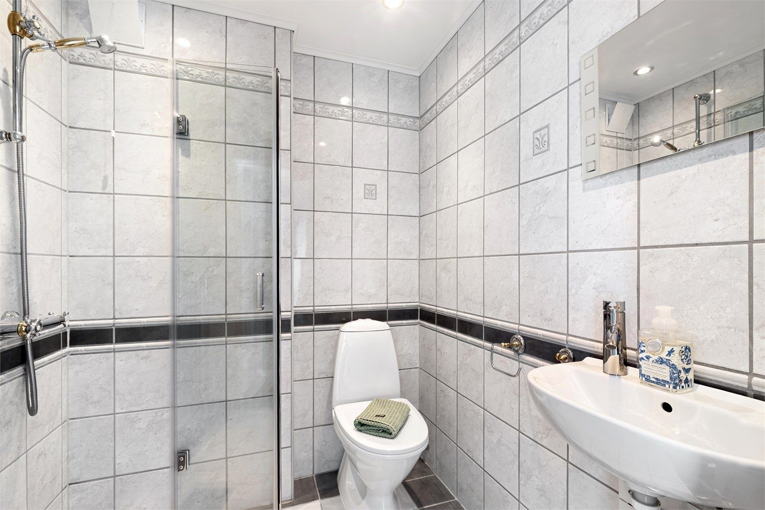 Badet i andre etasje ble etablert i 2003 og har flislagte overflater med gulvvarme.