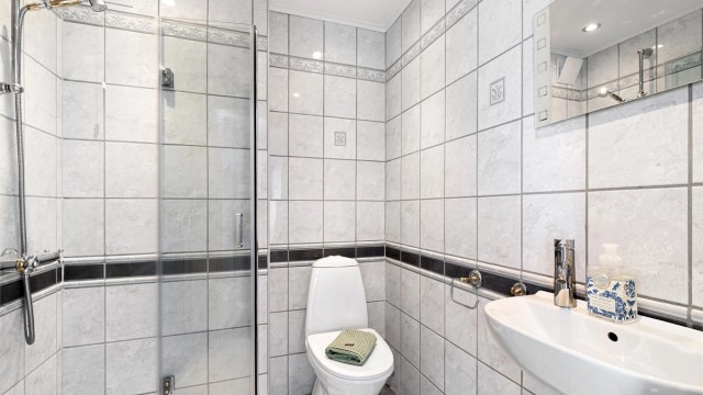 Badet i andre etasje ble etablert i 2003 og har flislagte overflater med gulvvarme.