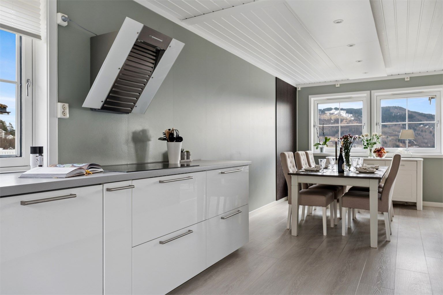 Plasseringen i tilknytning til spisestuen gir en naturlig og praktisk løsning, hvor man også får glede av utsikten i det daglige.