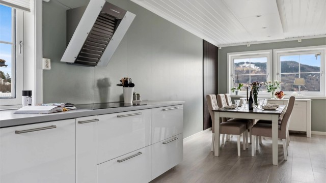 Plasseringen i tilknytning til spisestuen gir en naturlig og praktisk løsning, hvor man også får glede av utsikten i det daglige.