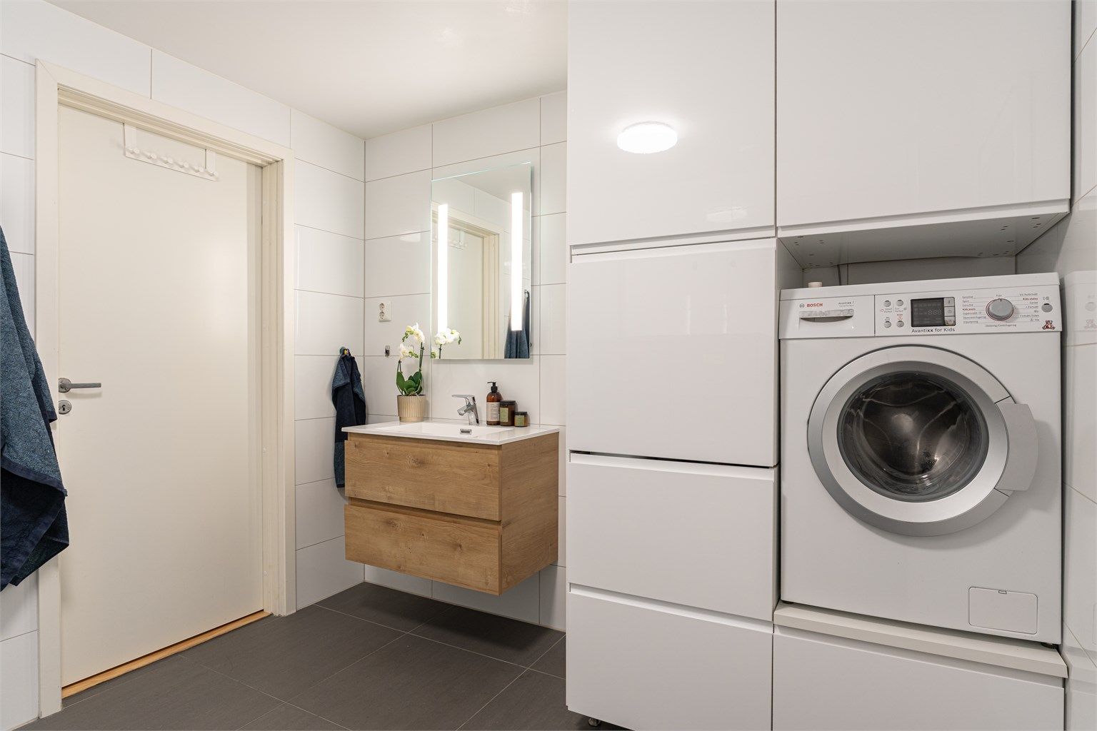 Videre er det opplegg for vaskemaskin og elektriske varmekabler i gulv.