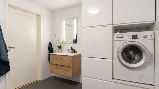 Videre er det opplegg for vaskemaskin og elektriske varmekabler i gulv.