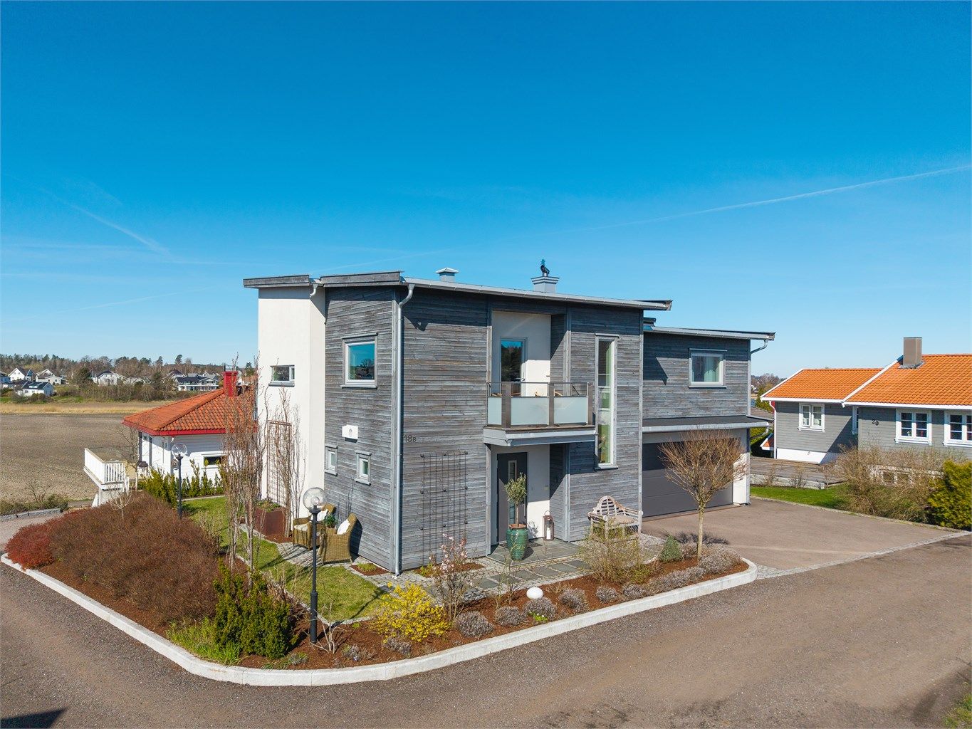 Eiendommen ligger i enden av en rolig stikkvei.