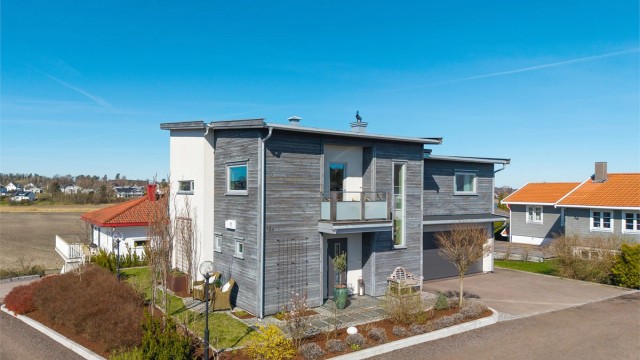 Eiendommen ligger i enden av en rolig stikkvei.