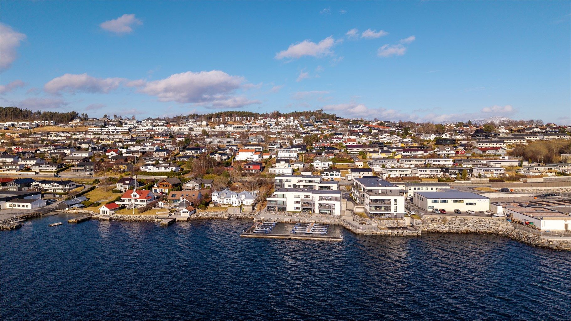 Dronebilde av sameiet sett fra sjøsiden