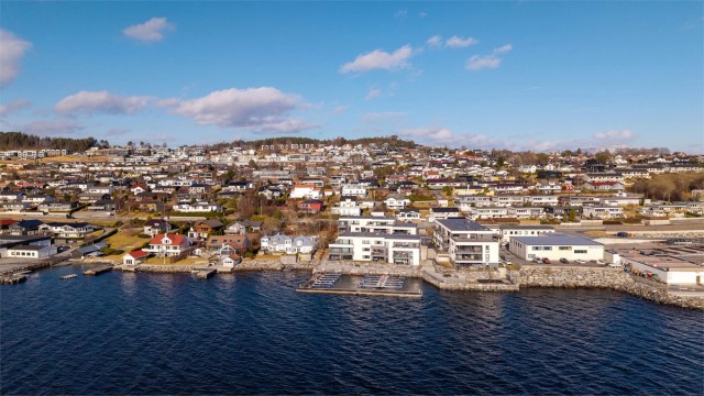 Dronebilde av sameiet sett fra sjøsiden