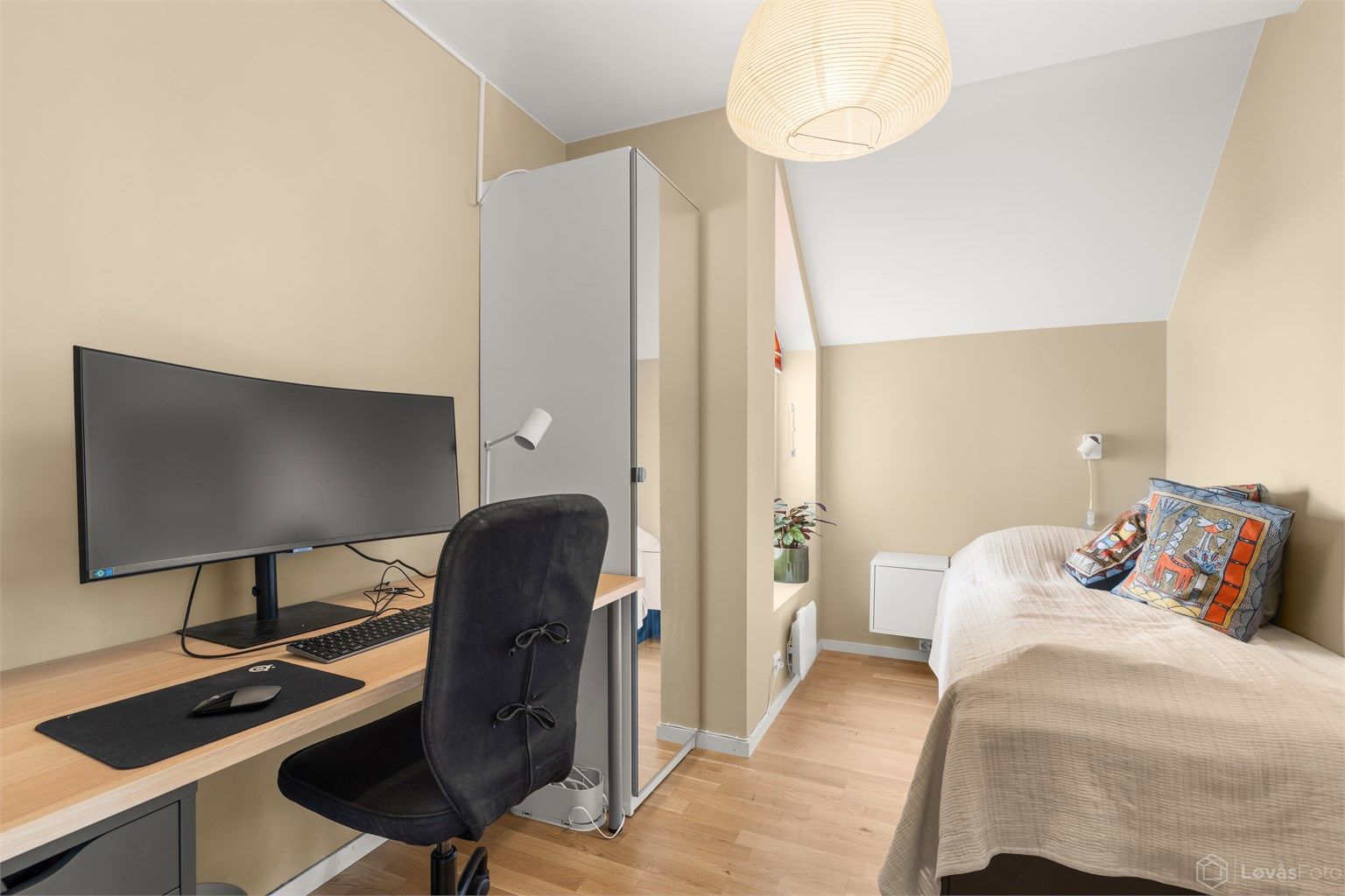 Det tredje soverommet er smart innredet med plass til både seng og arbeidspult.