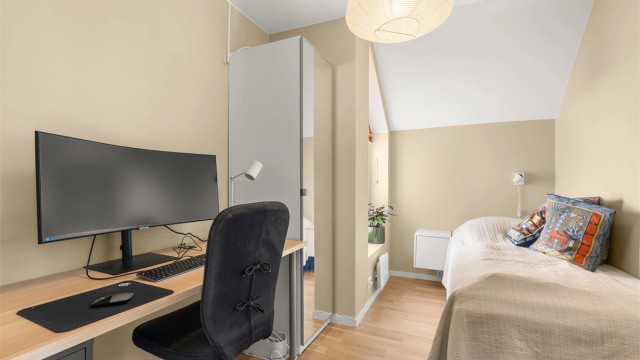 Det tredje soverommet er smart innredet med plass til både seng og arbeidspult.