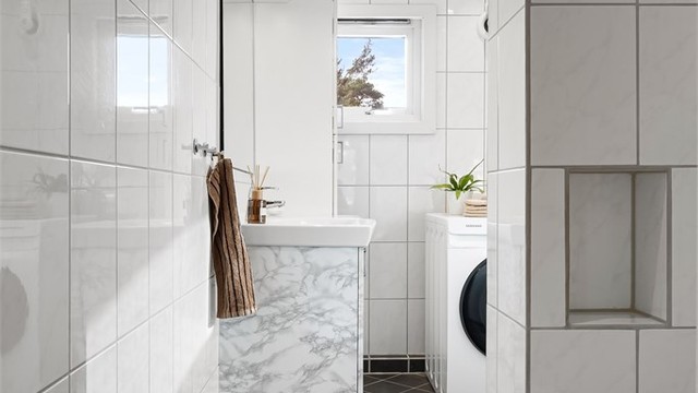 Pent baderom med gulvvarme og downlights