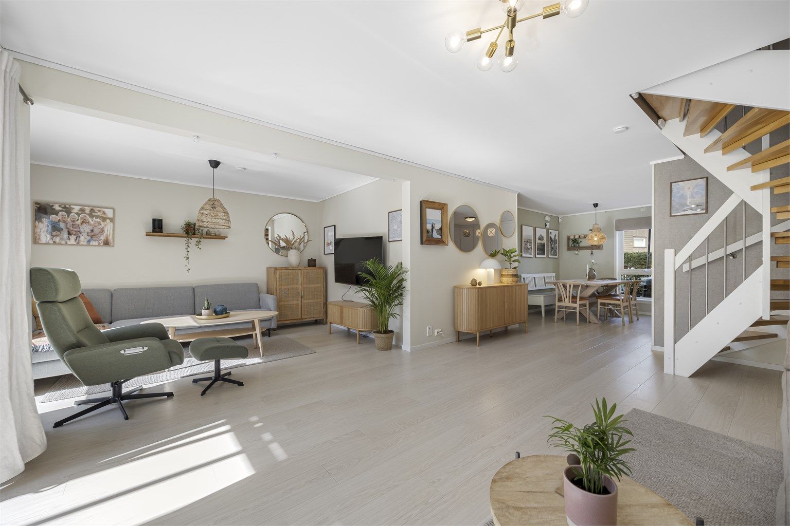 Slette veggflater i lyse farger og åpen romfølelse er gjennomgående i boligen. 