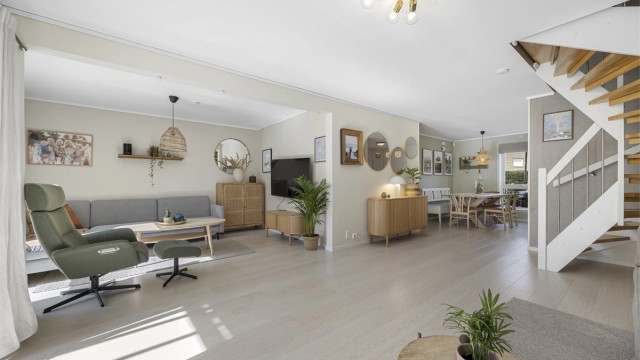 Slette veggflater i lyse farger og åpen romfølelse er gjennomgående i boligen.