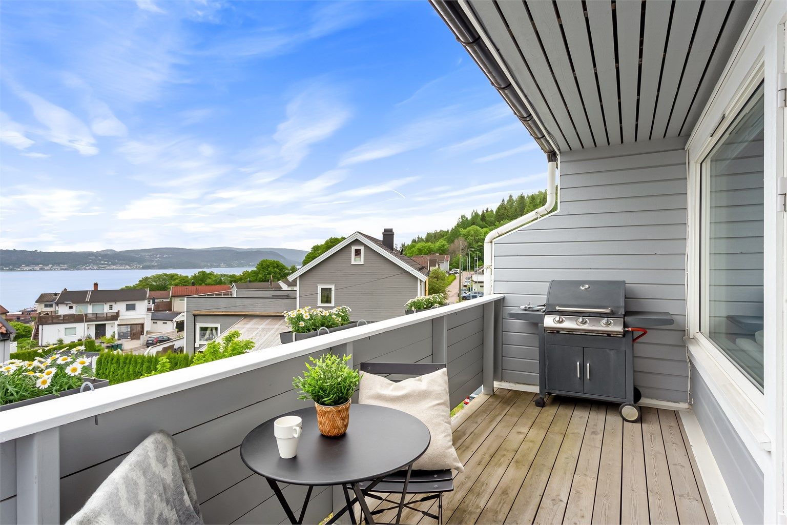 Boligen har en flott beliggenhet med en fantastisk utsikt utover Drammensfjorden og mot Hurumlandet/Lier