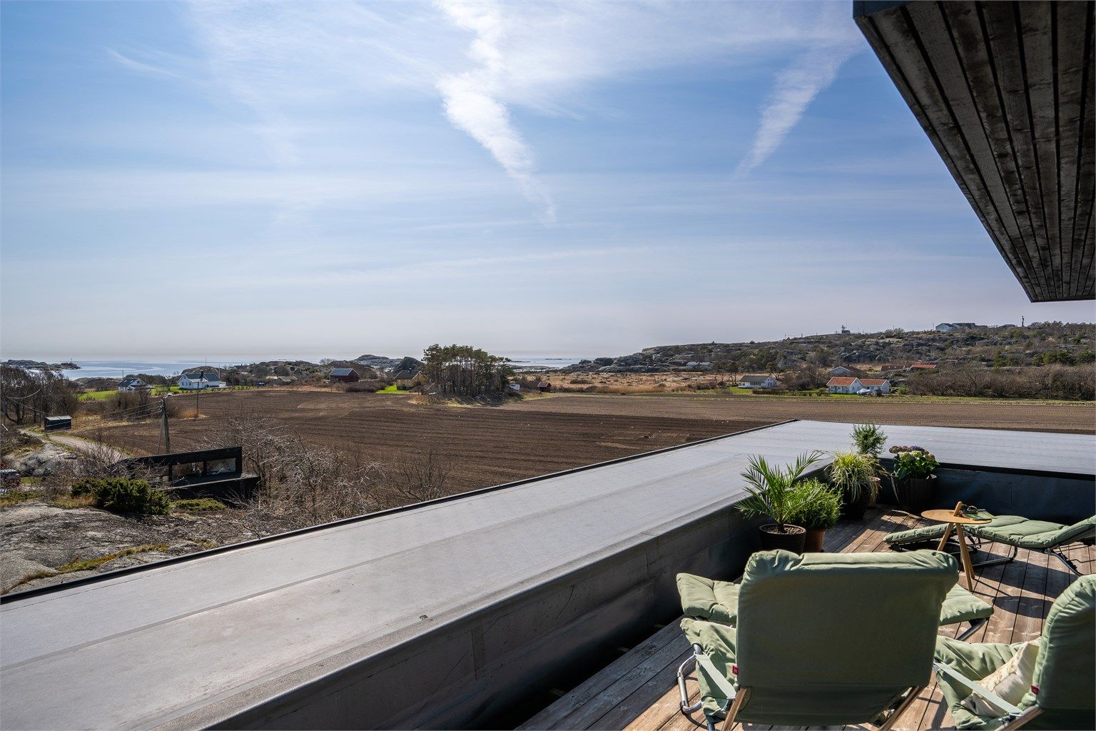 Utsikt fra takterrassen mot havet i sør.
