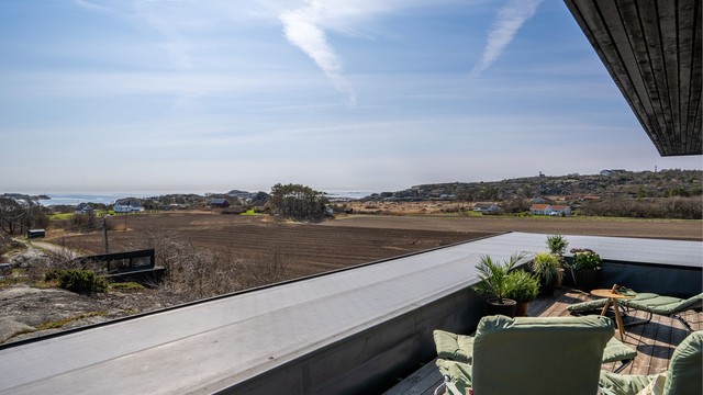 Utsikt fra takterrassen mot havet i sør.