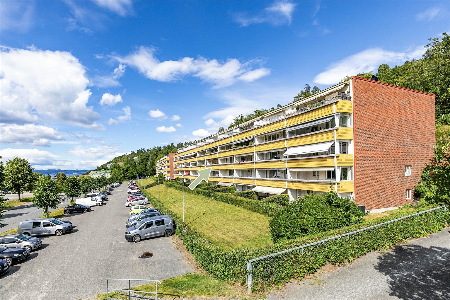 Leiligheten er gjennomgående i en såkalt høy første etasje, men har likevel enkel adkomst - kun få trinn opp fra hovedinngangen.