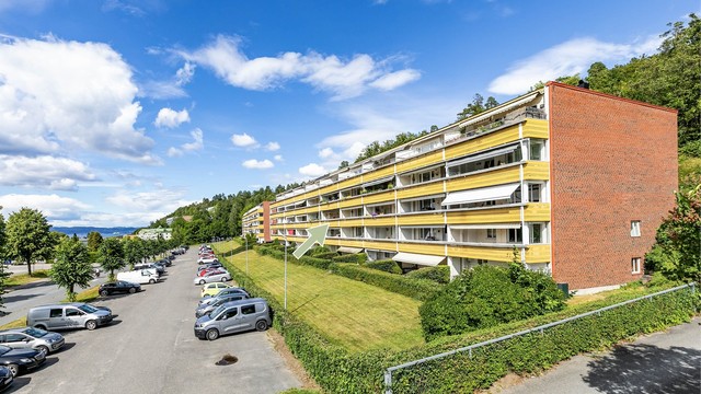 Leiligheten er gjennomgående i en såkalt høy første etasje, men har likevel enkel adkomst - kun få trinn opp fra hovedinngangen.