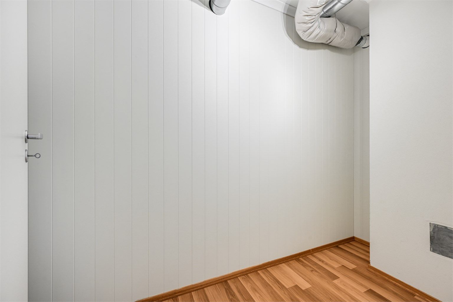 Boligen har balansert ventilasjon og fremstår som en praktisk og lettstelt bolig med gode kvaliteter. 