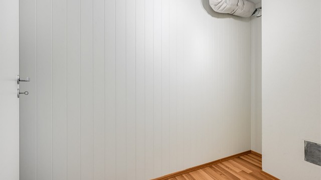 Boligen har balansert ventilasjon og fremstår som en praktisk og lettstelt bolig med gode kvaliteter.
