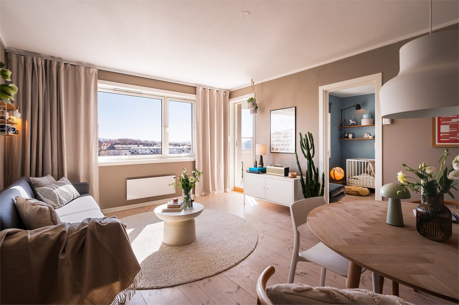 Her er det malt i moderne farger og man har pene tregulv