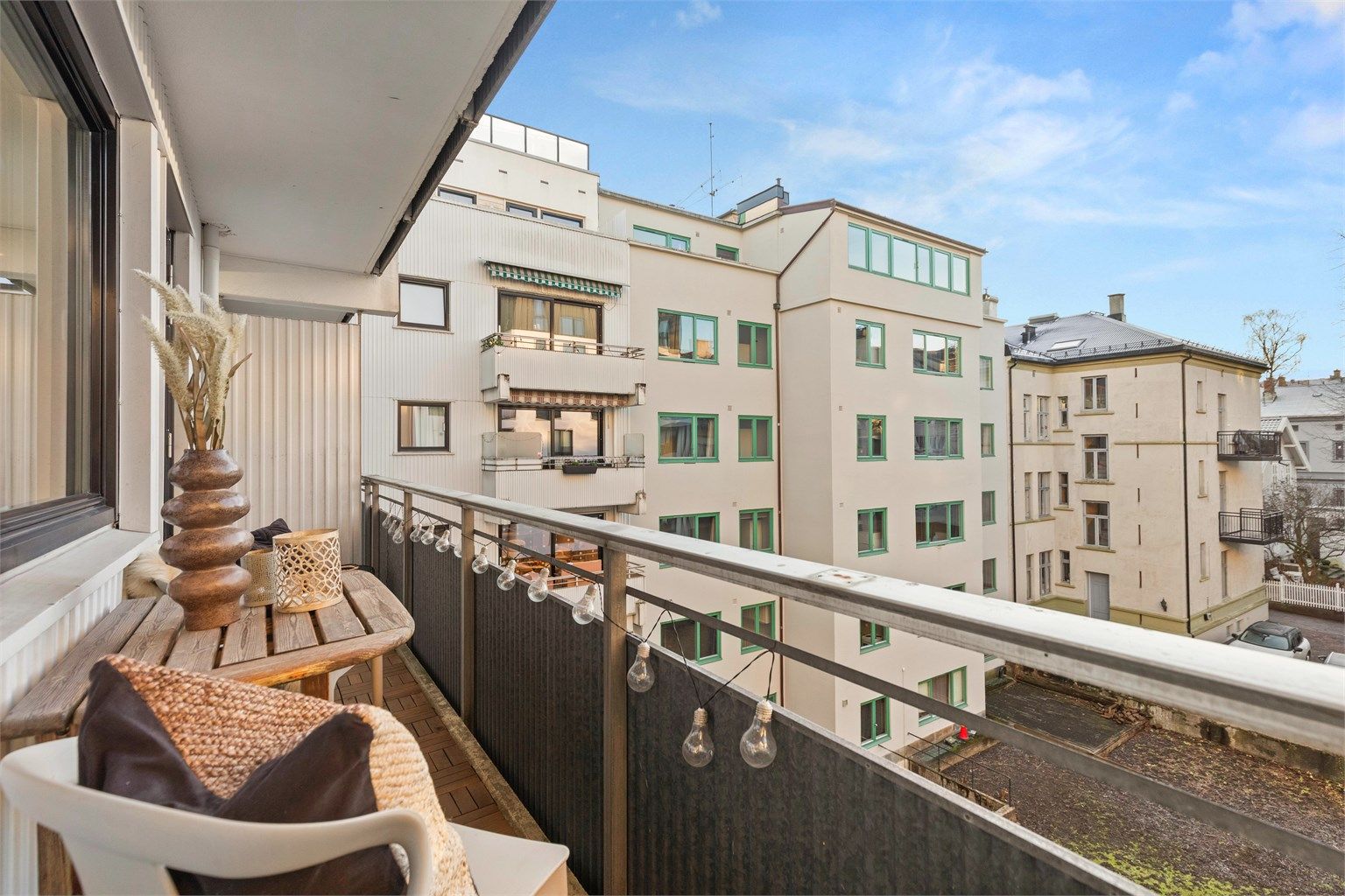 Balkongen måler ca. 5kvm og har plass til ønsket utemøblement. 