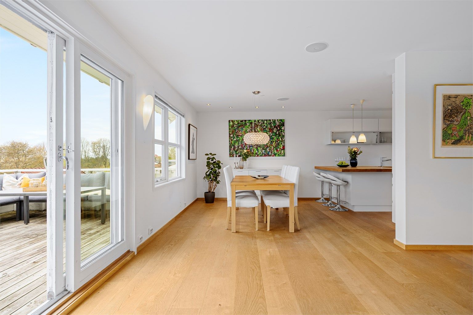 Stuen kan enkelt møbleres med både salong og ekstra sittegruppe, i tillegg til stort spisebord ved kjøkken. 