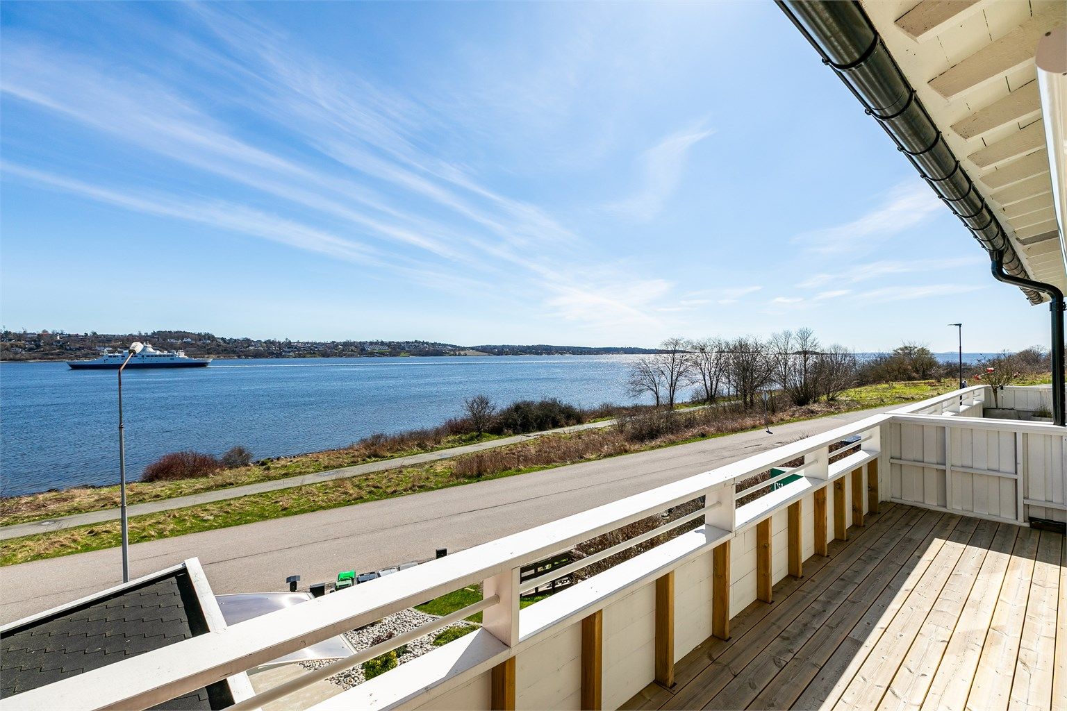 Ute som inne sees vid og vakker sjøutsikt over Værlebukta, mot det frodige Festelandet på motsatt side. 