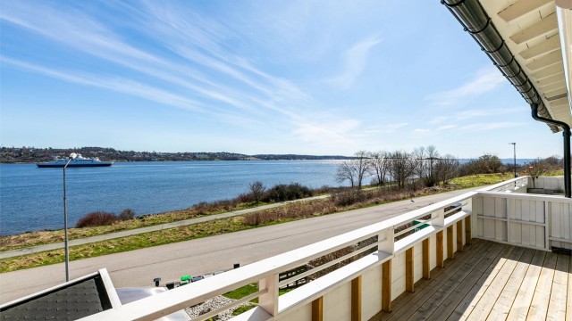 Ute som inne sees vid og vakker sjøutsikt over Værlebukta, mot det frodige Festelandet på motsatt side.