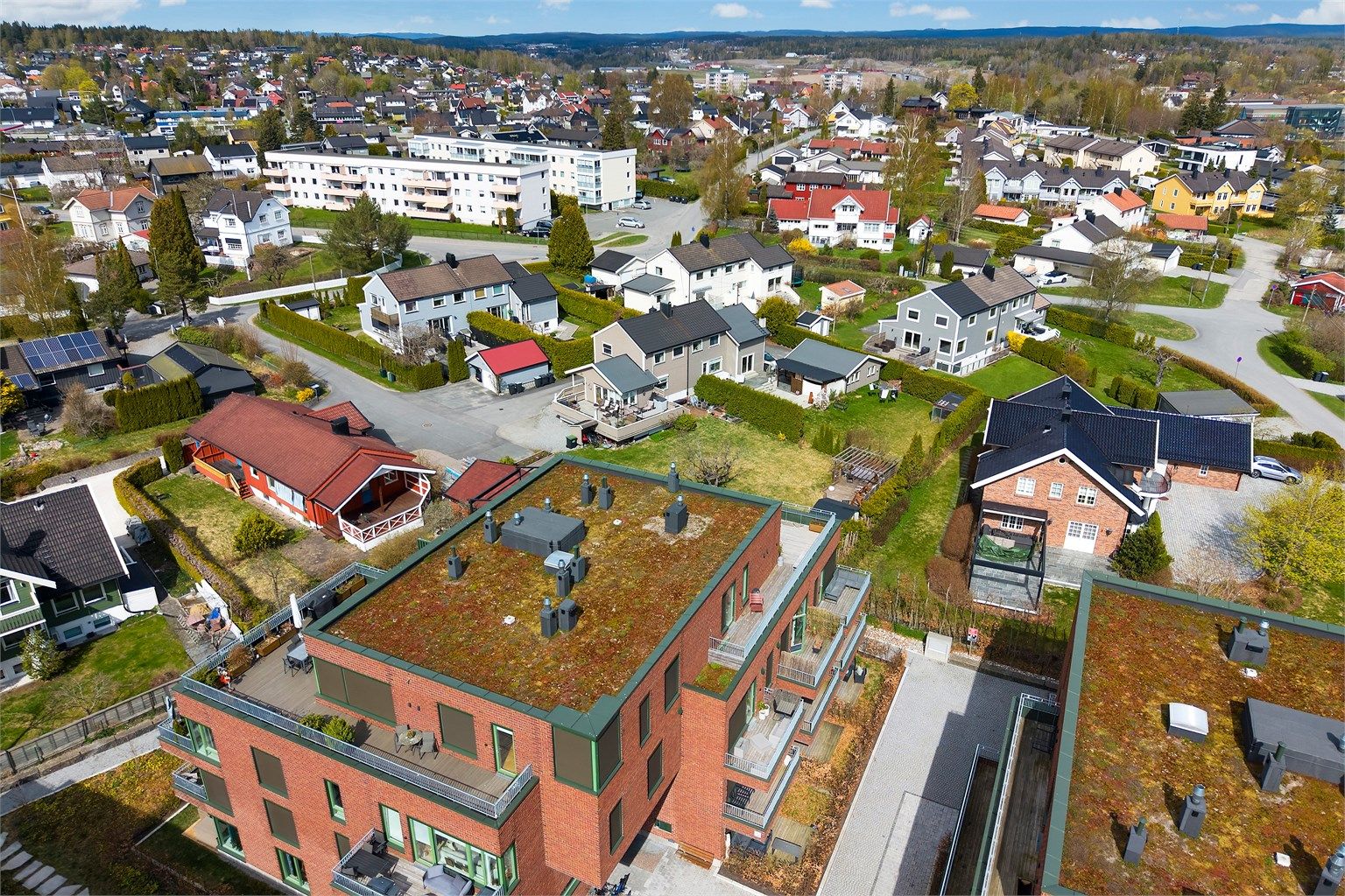 Nærmeste dagligvarebutikk er Kiwi på Finstad og ligger ca. 8 minutter gange fra leiligheten.