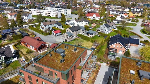 Nærmeste dagligvarebutikk er Kiwi på Finstad og ligger ca. 8 minutter gange fra leiligheten.