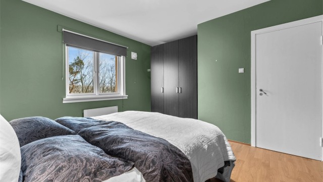God plass til dobbeltseng, nattbord, garderobeskap og kommode.