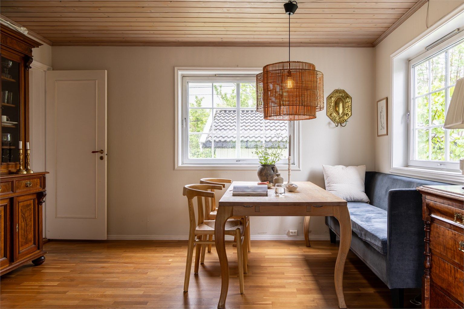 En lun og god atmosfære i boligens spisestue. Her har man god kontakt mot både kjøkkenet- og stuen. 
