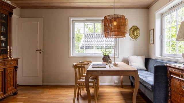 En lun og god atmosfære i boligens spisestue. Her har man god kontakt mot både kjøkkenet- og stuen.